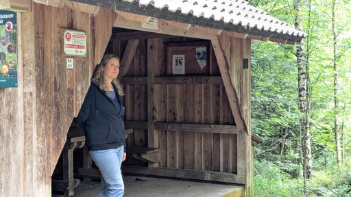 Die Tochter der Vermissten steht in einer Rast-Hütte für Wanderer.