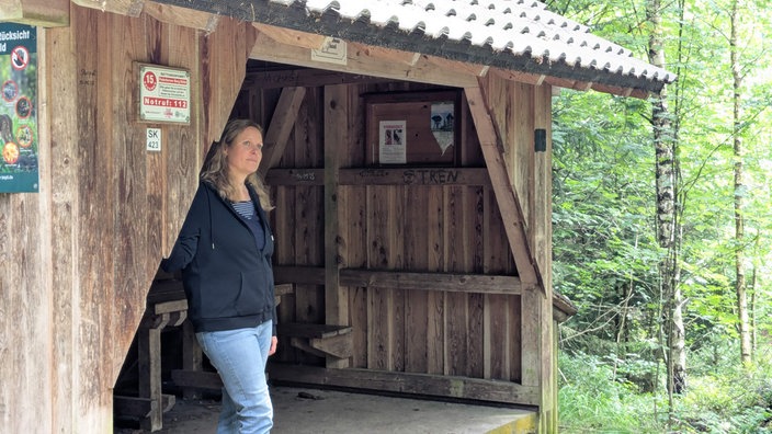 Die Tochter der Vermissten steht in einer Rast-Hütte für Wanderer.