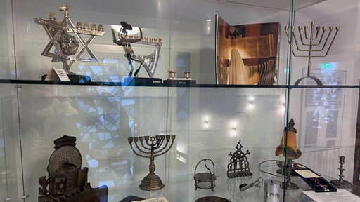 Rituelle jüdische Gegenstände in einer Glasvitrine