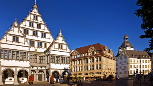 Das Rathaus von Padernborn im Sonnenschein am Rathausplatz.