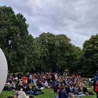 Ein Park voller junger Menschen.