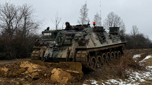 Ein Panzer der Bundeswehr befindet sich auf einem Feld.