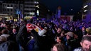 Die Fans jubeln beim Treffer