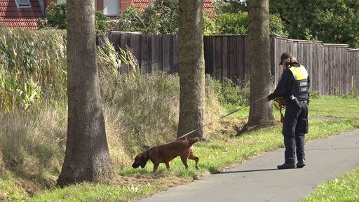 Polizistin mit Hund