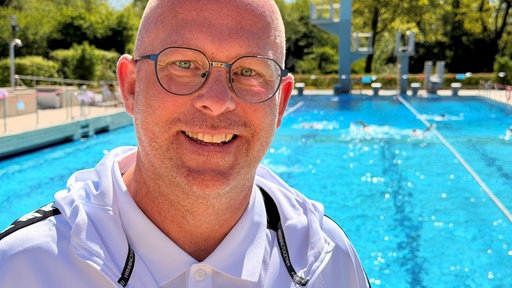 Der leitende Schwimmmeister der Stadt Verl, Björn Jann, vor dem Becken