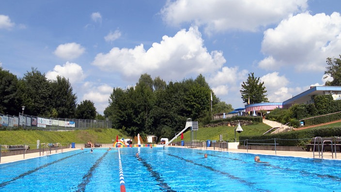 Das Becken des Freibads Schröttinghausen In Bielefeld.