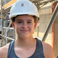 Greta Möller mit Helm vor der Baustelle