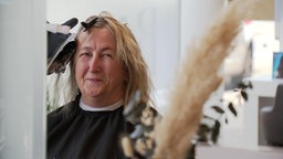 Eine Kundin lässt sich beim Friseur in Versmold eine neue Frisur machen.