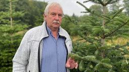 Peter Quast aus Wenden zeigt einen Tannenbaum