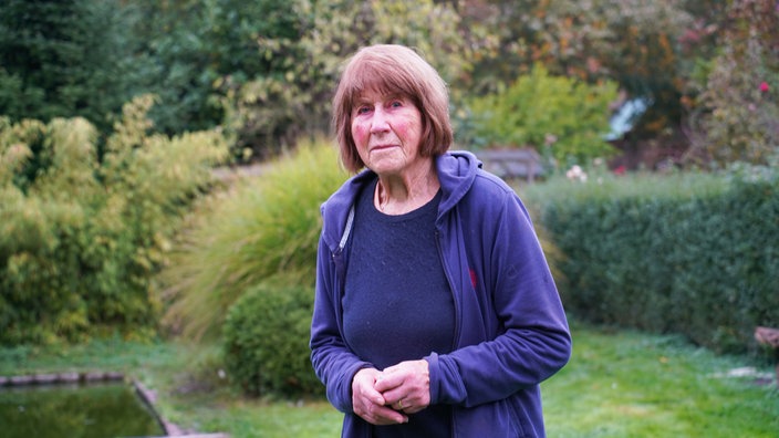 Eine Frau in einem Garten
