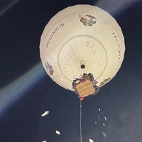 Ein Heißluftballon im Nachthimmel