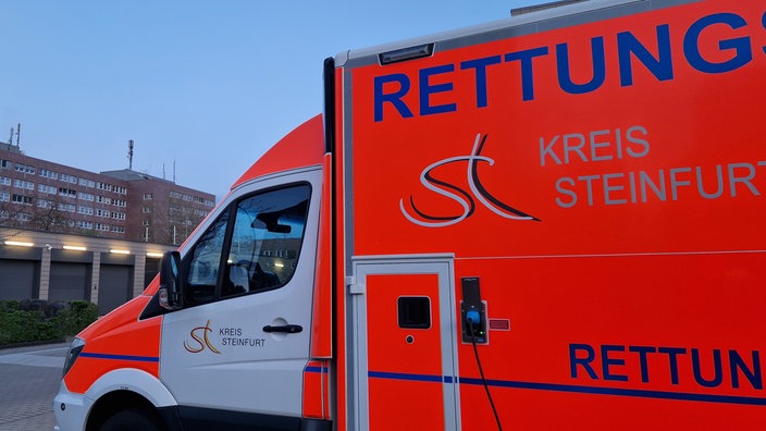 Ein Rettungswagen steht auf einem Parkplatz
