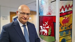 Landrat Martin Sommer lächelt in die Kamera.