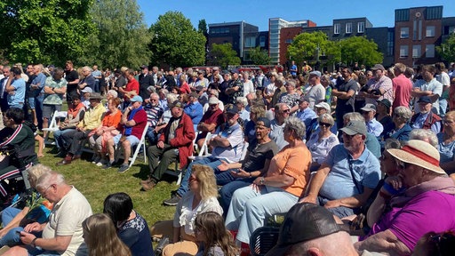 Viele Menschen sitzen im Publikum bei der Gedenkfeier