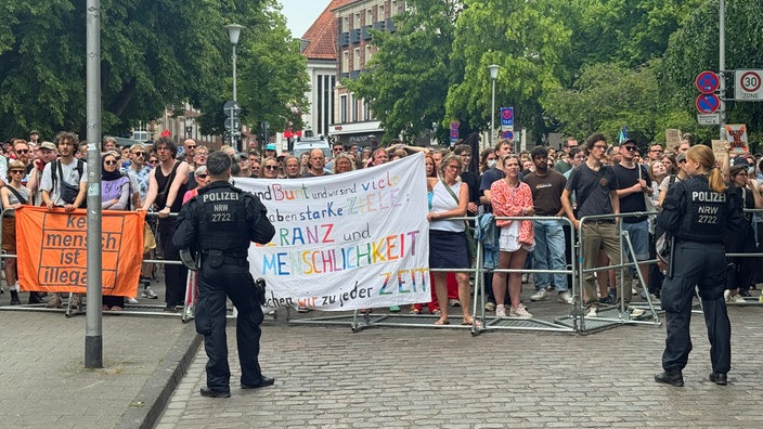 Viele Protestierende stellten sich der Demonstration entgegen
