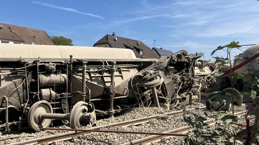 Der entgleiste Zug liegt in Trümmern auf den Schienen
