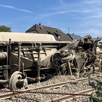 Der entgleiste Zug liegt in Trümmern auf den Schienen