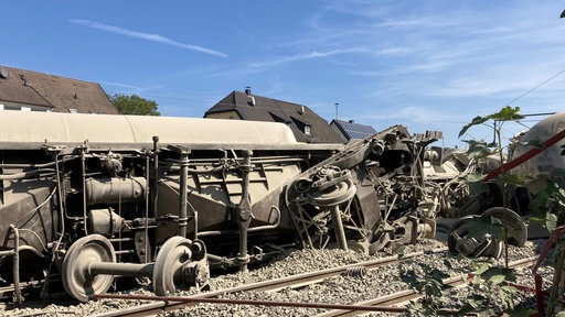 Der entgleiste Zug liegt in Trümmern auf den Schienen