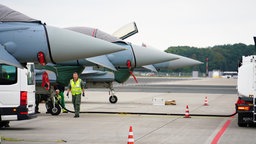 Zwei jets nebeneinander werden von Mitarbeitenden in Warnwesten betankt