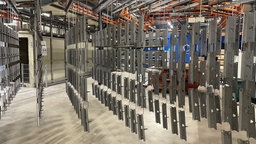 Blick in die Produktionshalle mit Metallteilen
