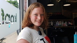 Portrait von Schülerin Celia, 18 Jahre, die bei der Haarspendeaktion mitgemacht hat.