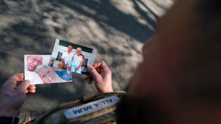 Der Läufer guckt sich Fotos seiner Eltern an
