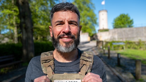 João Candeias lächelt vor der Sparrenburg in die Kamera