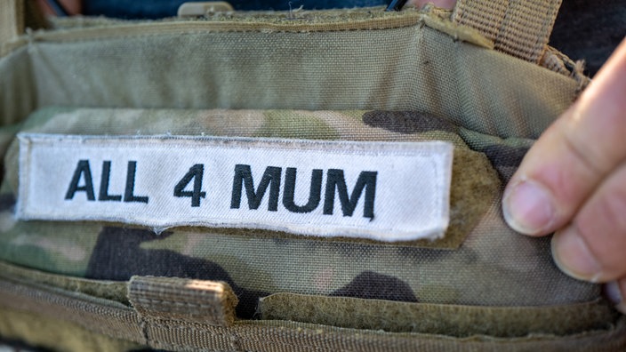 Die Aufschrift "All 4 Mum" auf einer Gewichtsweste des Läufers