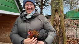 Kathrin Lutter von der Stadt Werl kümmert sich um das Huhn