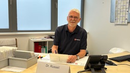 Auf dem Bild sieht man einen Arzt der Malteser - Dr. Russell. 
