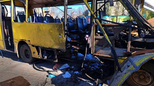 Von einer Drohne zerstörter Bus