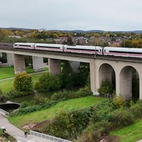 Auf dem Bild fährt die ICE-Bahn über die Strecke.