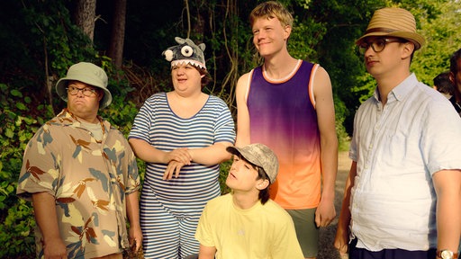5 Schauspieler stehen nebeneinander 