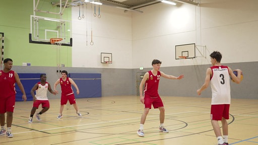 Basketballspieler auf einem Feld