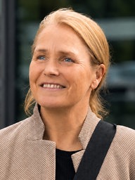 Kriminologin Dunja Storp sitzt vor einem weissen Hintergrund