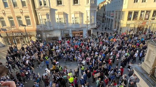 In Iserlohne sind zahlreiche Menschen zu der Demo erschienen.