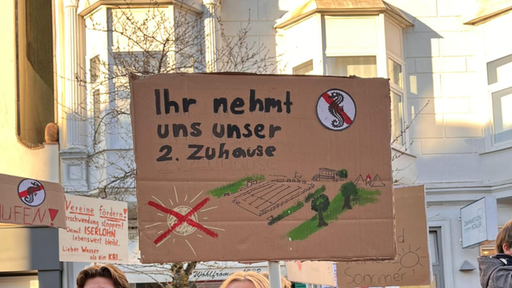 Ein Schild einer Besucherin der Demo in Iserlohn.
