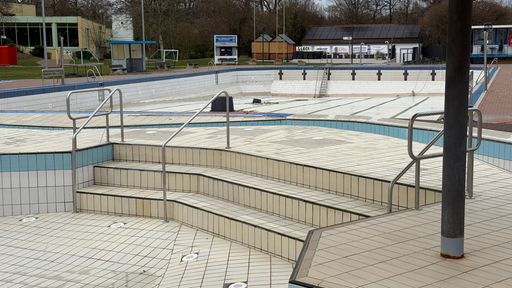 Ein leeres Freibadbecken.