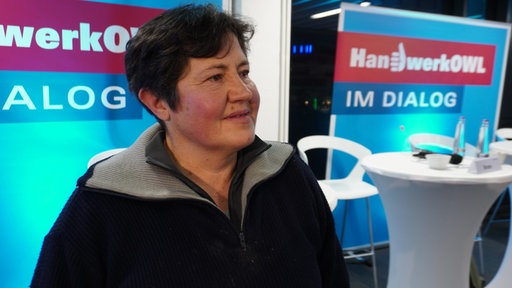 Kamila Saadeldinova hat einen kleinen Handwerksbetrieb und freut sich über Infos auf einer Veranstaltungder Handwerkskammer für Cybersicherheit
