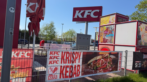 KFC Filliale mit Werbebanner für einen "Krispy Kebab"