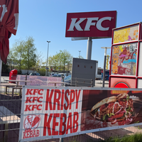 KFC Filliale mit Werbebanner für einen "Krispy Kebab"
