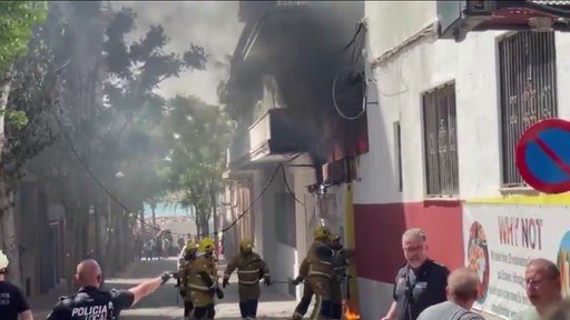 Ein brennendes Haus auf Mallorca, das von der Feuerwehr gelöscht wird