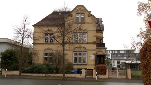 Eine alte Villa mit Bildern an den Fenstern