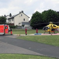 Rettungskräfte im Einsatz mit Krankenwagen und Helikopter