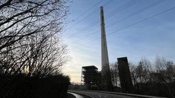Die Außenansicht eines Kraftwerks mit Schornstein