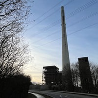Die Außenansicht eines Kraftwerks mit Schornstein