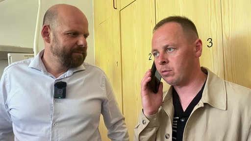 Bürgermeister der Kleinstadt Malyn Oleksandr Sytailo fragt telefonisch den Bedarf ab