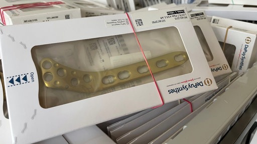 Osteosyntheseplatten in dem verlassenen Krankenhaus