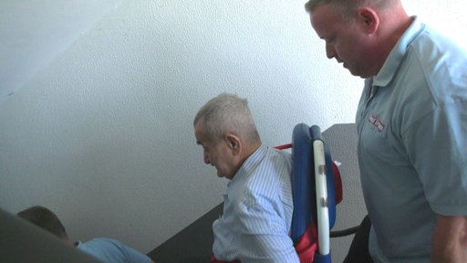 Ein Patient wird aus dem dritten Stock nach unten getragen