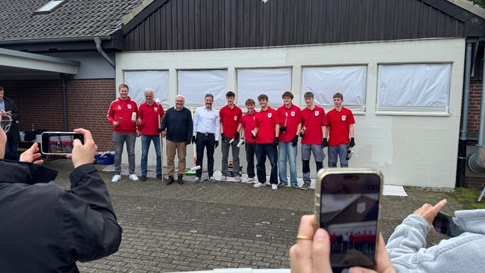 Bundespräsdent Steinmeier auf Gruppenfoto vor Vereinshalle